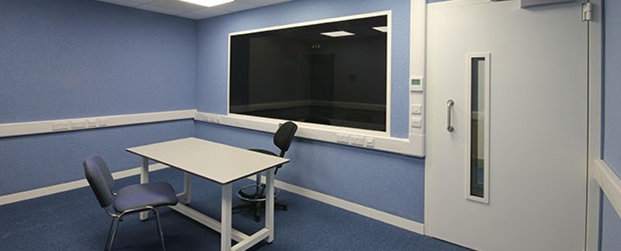 lydtæt lokale til forhør med bord og stole