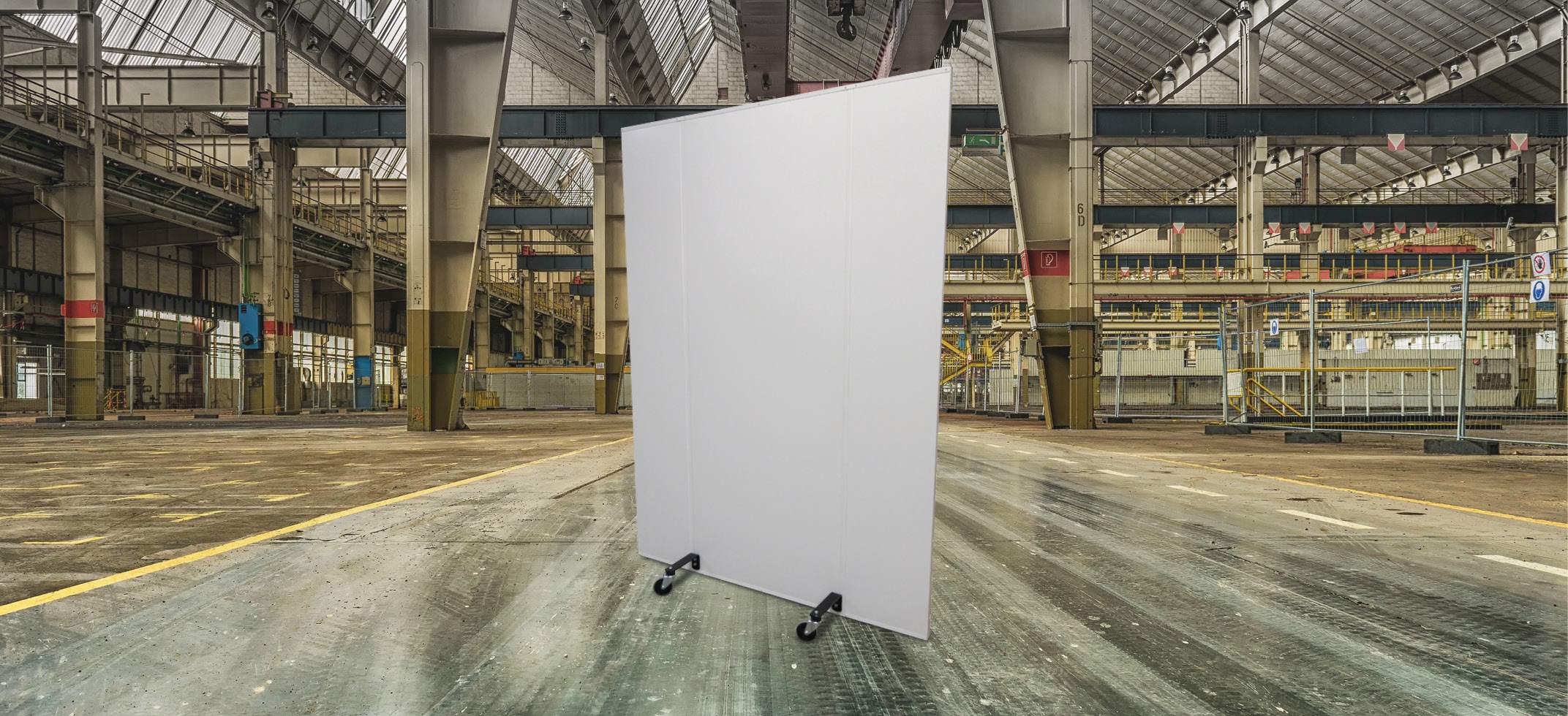 Industri støjskærm opstillet i produktionslokale