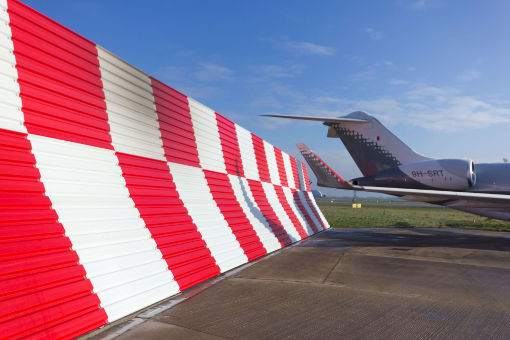 Curved Jet Blast Barrier ændrer retningen på afkastet fra en jetmotor