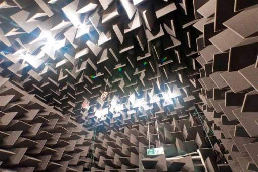 Fuldt lyddødt rum (Anechoic Chamber) med grå kiler og led belysning