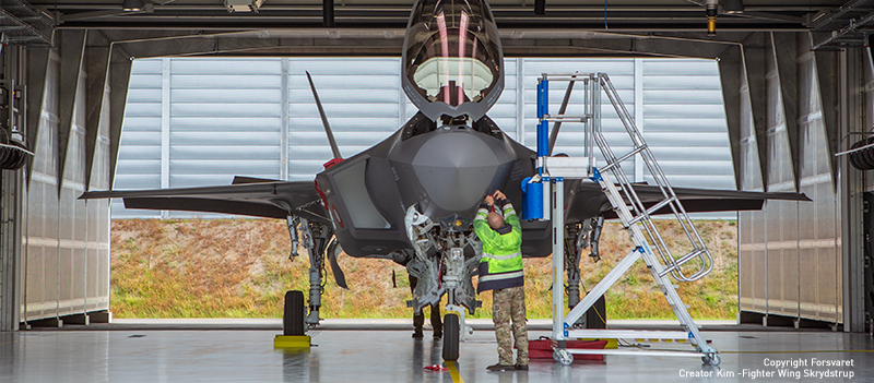 Støjskærmspanel ses bag F-35 fly i Skrydstrup