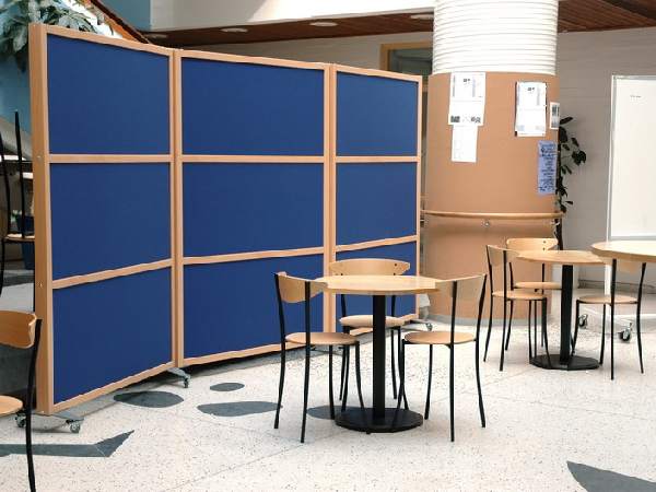 Støjskærm egnet til støjdæmpning på kontor, i skole og kantine