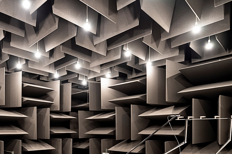Fuldt lyddødt rum (Anechoic Chamber) med grå kiler og led belysning