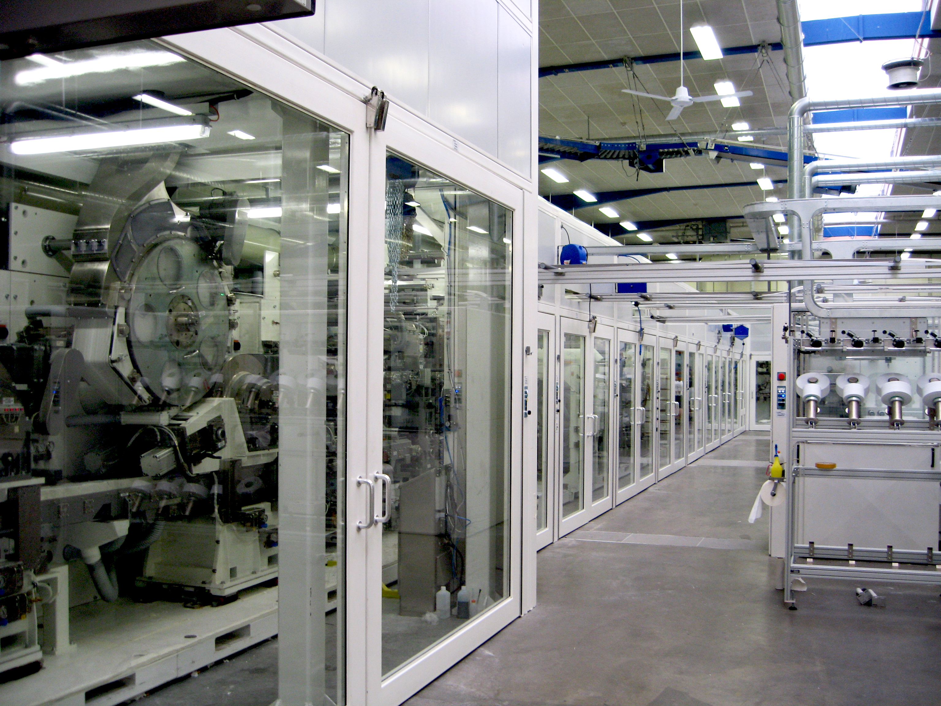 Støjindkapsling af maskine i produktion