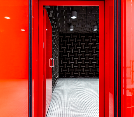 Åbne Noise-Lock lyddører giver adgang til det nye Anechoic Chamber